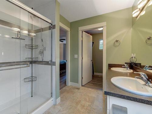 2020 Elkridge Drive, West Kelowna, BC - Indoor Photo Showing Bathroom