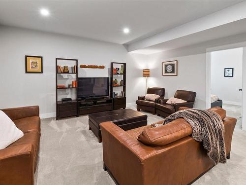 1825 Viewpoint Drive, West Kelowna, BC - Indoor Photo Showing Living Room
