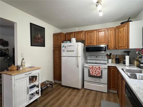3503 35 Street, Vernon, BC - Indoor Photo Showing Kitchen With Double Sink