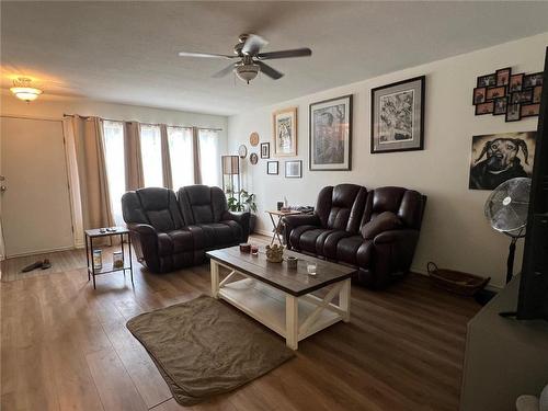 3503 35 Street, Vernon, BC - Indoor Photo Showing Living Room