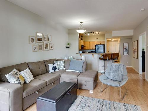 542-1088 Sunset Drive, Kelowna, BC - Indoor Photo Showing Living Room