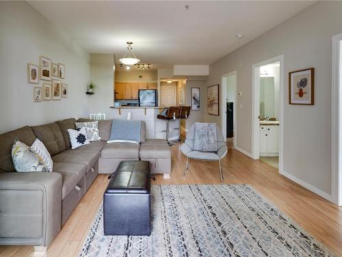 542-1088 Sunset Drive, Kelowna, BC - Indoor Photo Showing Living Room