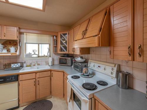 15-3096 South Main Street, Penticton, BC - Indoor Photo Showing Kitchen With Double Sink