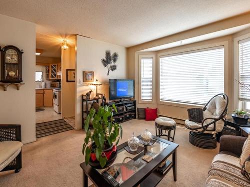 15-3096 South Main Street, Penticton, BC - Indoor Photo Showing Living Room