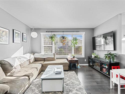 1900 22 Street, Vernon, BC - Indoor Photo Showing Living Room