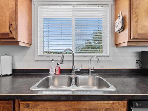 1900 22 Street, Vernon, BC - Indoor Photo Showing Kitchen With Double Sink