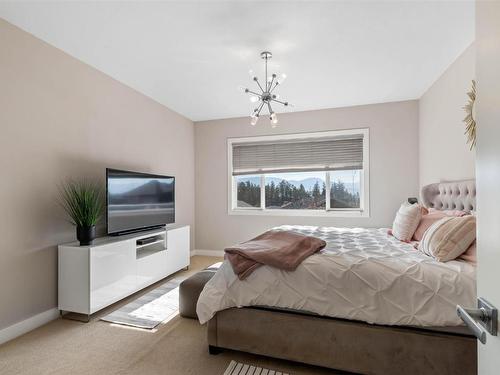 264 Upper Canyon Drive, Kelowna, BC - Indoor Photo Showing Bedroom