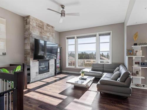 264 Upper Canyon Drive, Kelowna, BC - Indoor Photo Showing Living Room