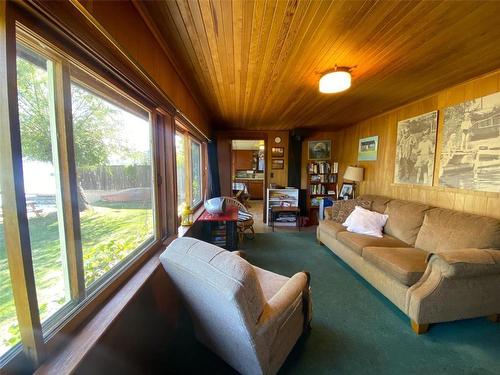 13406 Westkal Road, Coldstream, BC - Indoor Photo Showing Living Room