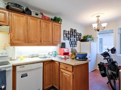 8-950 Lanfranco Road, Kelowna, BC - Indoor Photo Showing Kitchen
