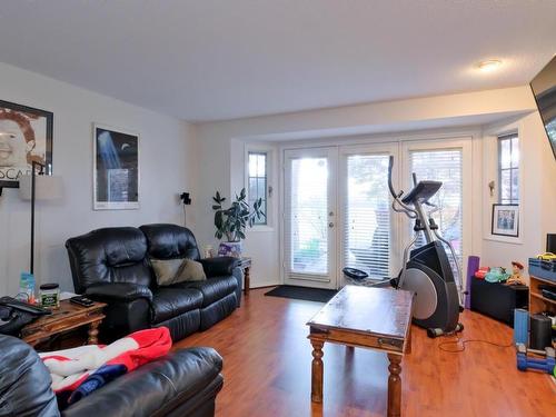 8-950 Lanfranco Road, Kelowna, BC - Indoor Photo Showing Living Room