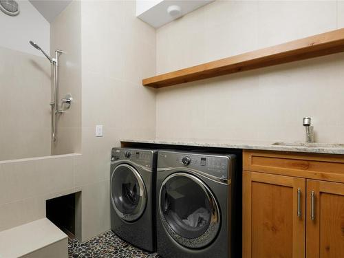 21-1150 Mission Ridge Road, Kelowna, BC - Indoor Photo Showing Laundry Room