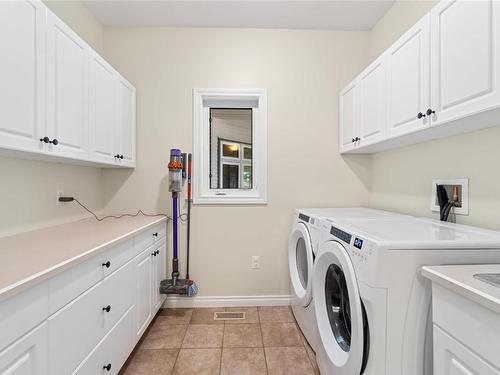 9-6500 15 Avenue, Salmon Arm, BC - Indoor Photo Showing Laundry Room