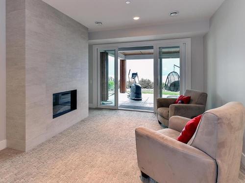 1674 Travertine Drive, Lake Country, BC - Indoor Photo Showing Living Room With Fireplace