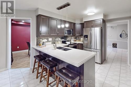 30 Adirondack Cres, Brampton, ON - Indoor Photo Showing Kitchen With Double Sink With Upgraded Kitchen