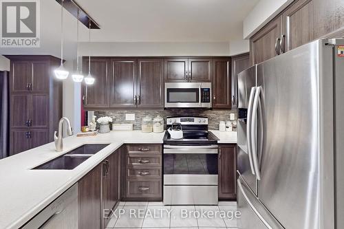 30 Adirondack Crescent, Brampton, ON - Indoor Photo Showing Kitchen With Double Sink With Upgraded Kitchen
