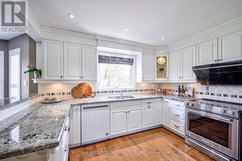 1237 Old Colony Rd, Oakville, ON - Indoor Photo Showing Kitchen With Upgraded Kitchen