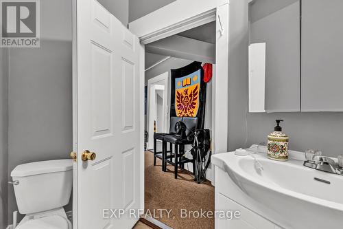 129 Whitney Ave, Hamilton, ON - Indoor Photo Showing Bathroom