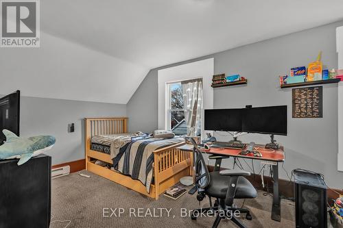 129 Whitney Ave, Hamilton, ON - Indoor Photo Showing Bedroom