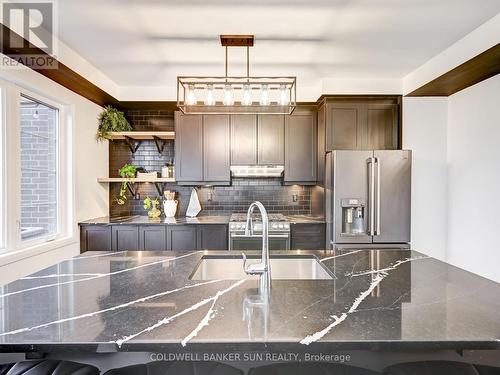 401 Kleinburg Summit Way, Vaughan, ON - Indoor Photo Showing Kitchen With Double Sink With Upgraded Kitchen