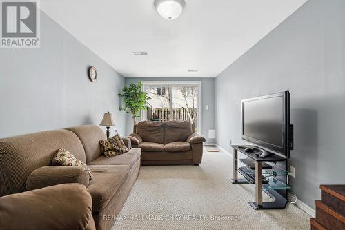 39 Admiral Road, Wasaga Beach, ON - Indoor Photo Showing Living Room