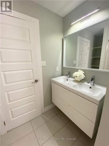 3 Upper - 540 Essa Road, Barrie, ON - Indoor Photo Showing Bathroom
