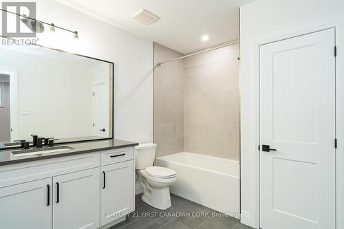 80 Princeton Terr, London, ON - Indoor Photo Showing Bathroom