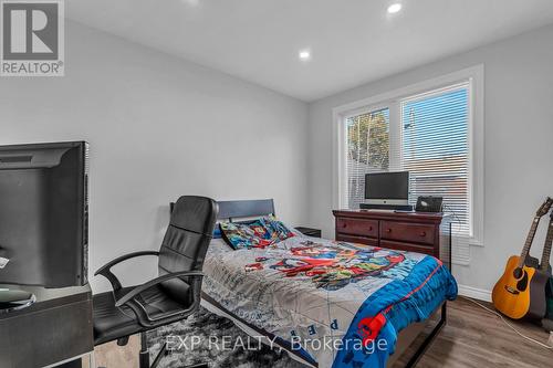 9 Mulock Avenue, Hamilton, ON - Indoor Photo Showing Bedroom