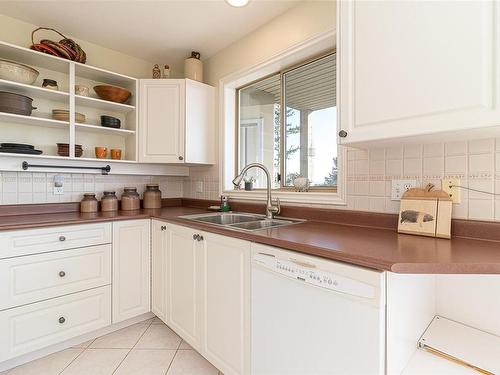 20-4305 Maltwood Lane, Saanich, BC - Indoor Photo Showing Kitchen With Double Sink