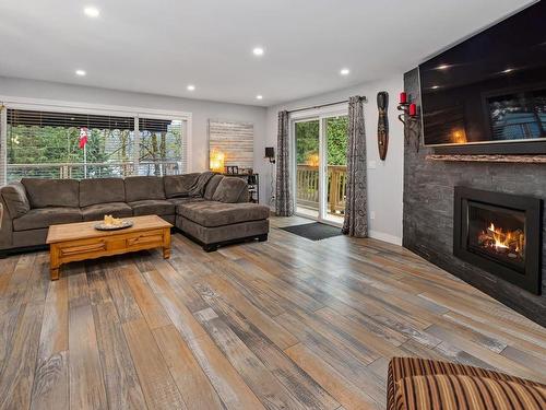 1793 Wellman Rd, Shawnigan Lake, BC - Indoor Photo Showing Living Room With Fireplace