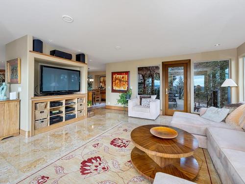 4948 Nagle Rd, Sooke, BC - Indoor Photo Showing Living Room