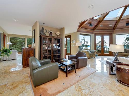 4948 Nagle Rd, Sooke, BC - Indoor Photo Showing Living Room