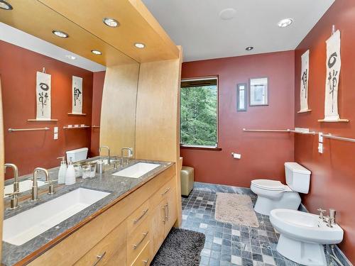 4948 Nagle Rd, Sooke, BC - Indoor Photo Showing Bathroom