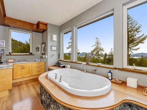 4948 Nagle Rd, Sooke, BC - Indoor Photo Showing Bathroom