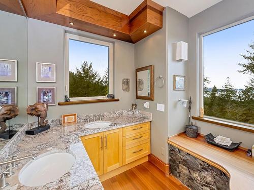 4948 Nagle Rd, Sooke, BC - Indoor Photo Showing Bathroom