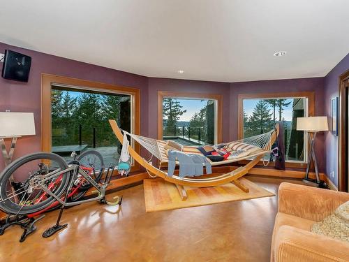 4948 Nagle Rd, Sooke, BC - Indoor Photo Showing Living Room