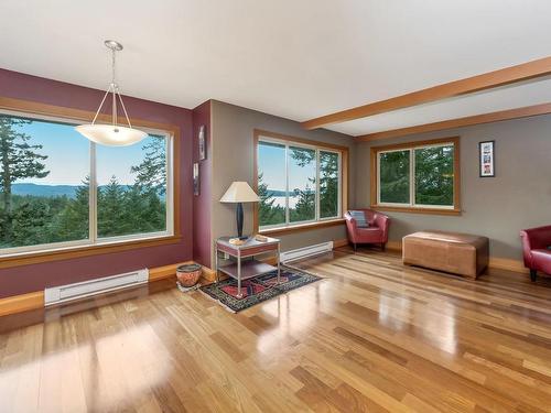 4948 Nagle Rd, Sooke, BC - Indoor Photo Showing Living Room