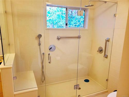 3700 Arbutus Dr North, Cobble Hill, BC - Indoor Photo Showing Bathroom