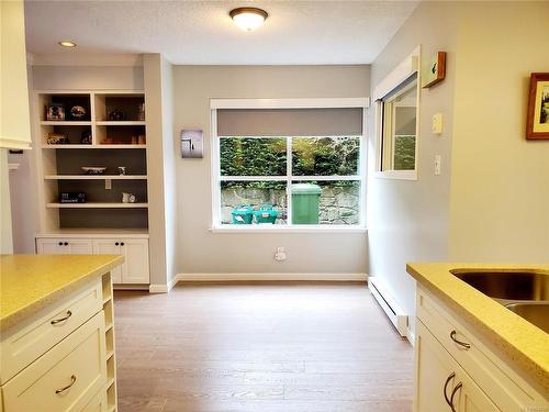 3700 Arbutus Dr North, Cobble Hill, BC - Indoor Photo Showing Kitchen