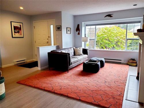 3700 Arbutus Dr North, Cobble Hill, BC - Indoor Photo Showing Living Room