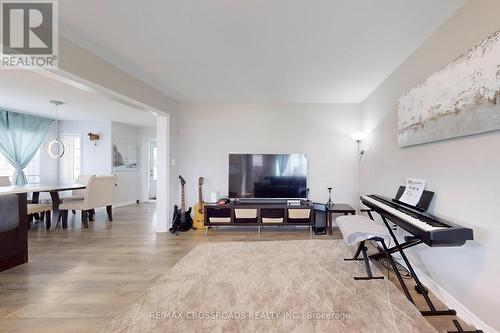 158 Thomas Phillips Drive, Aurora, ON - Indoor Photo Showing Living Room