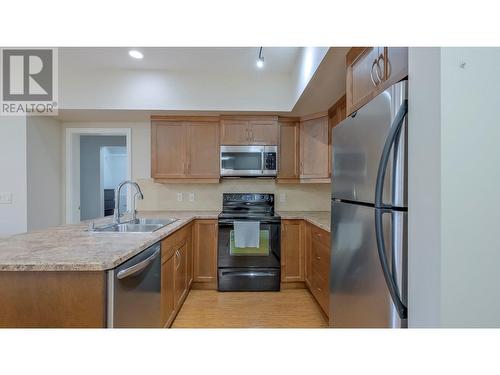 850 Saucier Avenue Unit# 122, Kelowna, BC - Indoor Photo Showing Kitchen With Double Sink