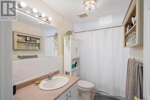 412 Crawford St, Toronto, ON - Indoor Photo Showing Bathroom