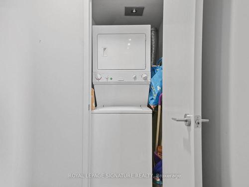 2404-126 Simcoe St, Toronto, ON - Indoor Photo Showing Laundry Room