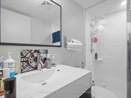 2404-126 Simcoe St, Toronto, ON - Indoor Photo Showing Bathroom