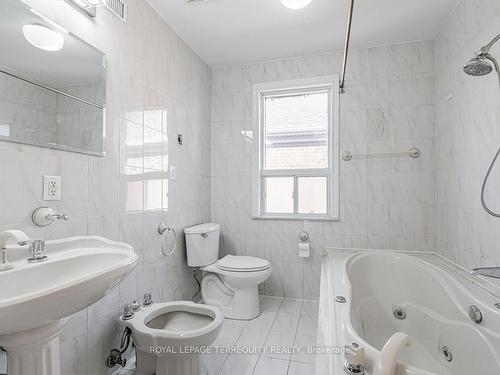 Main-64 Richardson Ave, Toronto, ON - Indoor Photo Showing Bathroom