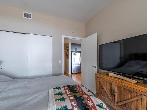 401-379 Tyee Rd, Victoria, BC - Indoor Photo Showing Bedroom