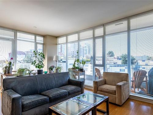 401-379 Tyee Rd, Victoria, BC - Indoor Photo Showing Living Room