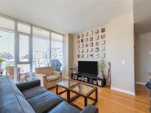 401-379 Tyee Rd, Victoria, BC - Indoor Photo Showing Living Room