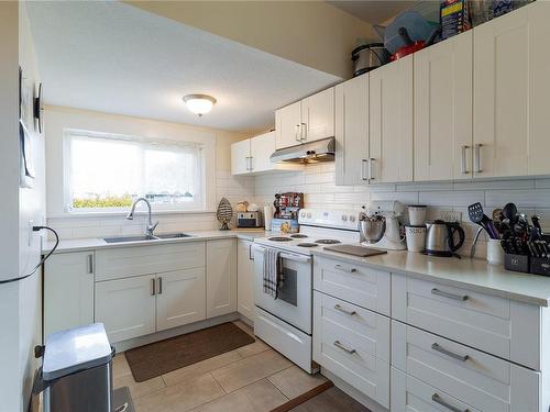 458 4Th St, Nanaimo, BC - Indoor Photo Showing Kitchen With Double Sink